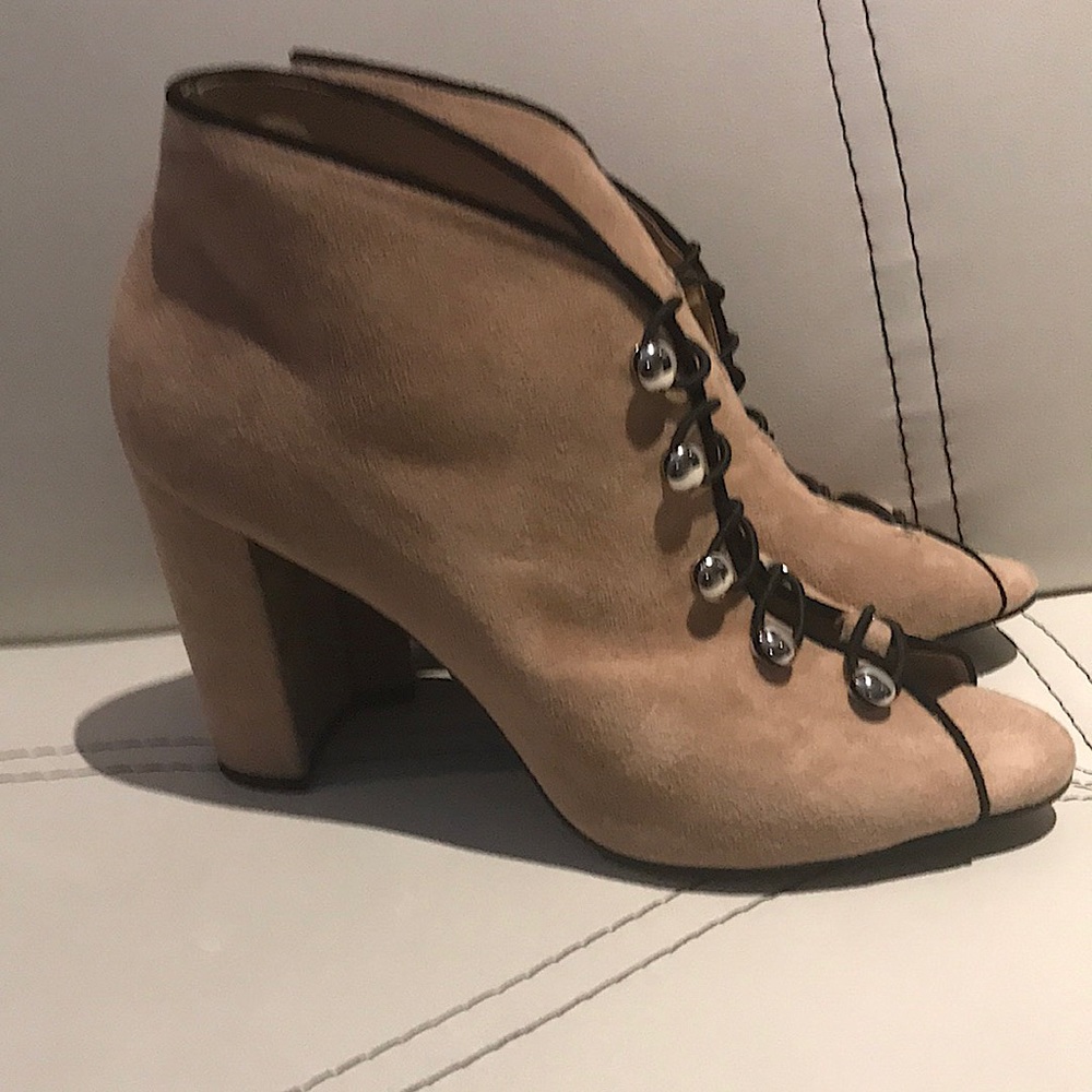 very pretty shoes never used